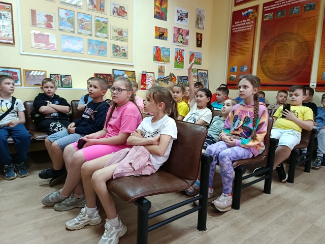 Огненный урок: юные спасатели осваивают пожарную безопасность!.